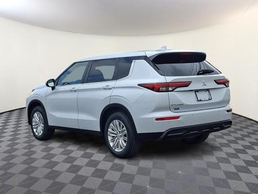 White Diamond 2022 Mitsubishi Outlander ES
