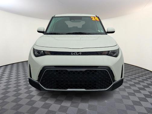 Snow White Pearl 2024 Kia Soul LX