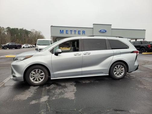 2021 Toyota Sienna XLE 8 Passenger