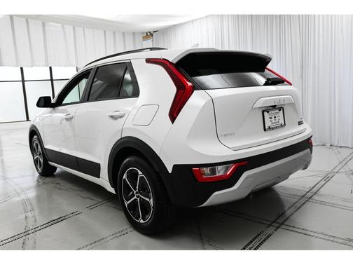 Snow White Pearl 2026 Kia Niro LX