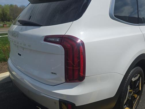 Glacial White Pearl 2023 Kia Telluride S