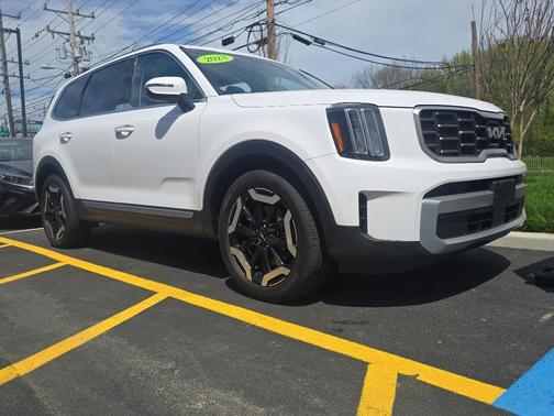 Glacial White Pearl 2023 Kia Telluride S
