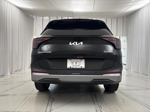 Fusion Black 2027 Kia Sportage LX