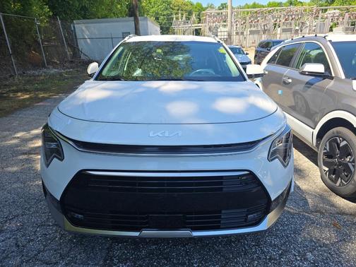 Snow White Pearl 2026 Kia Niro Touring