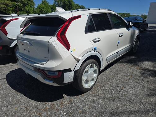 Snow White Pearl 2026 Kia Niro Touring