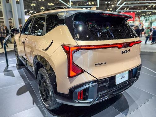 Clear White/Black Roof 2026 Kia Seltos S