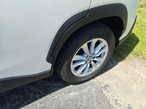 Pearl 2022 Toyota Corolla Cross LE