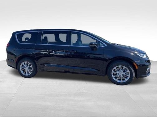 Diamond Black 2026 Chrysler Pacifica Limited