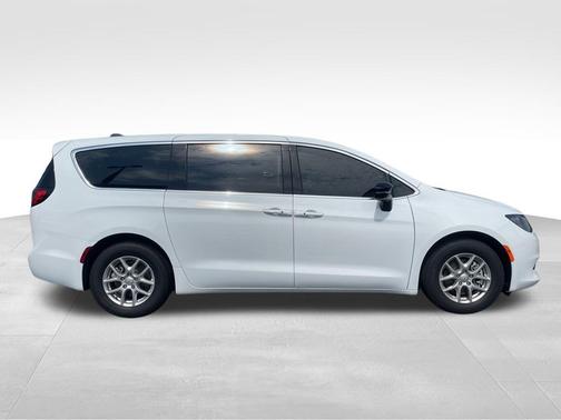 2025 Chrysler Voyager LX
