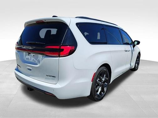 Bright White Clearcoat 2027 Chrysler Pacifica LIMITED