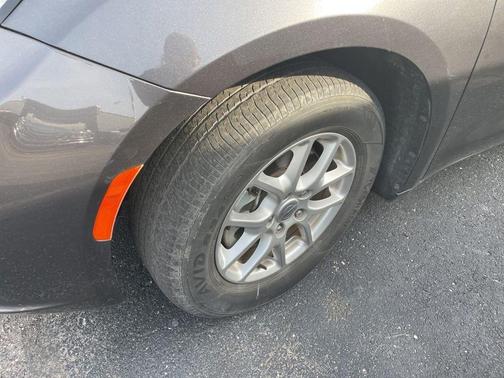 Granite Crystal Clearcoat Metallic 2023 Chrysler Pacifica Touring-L