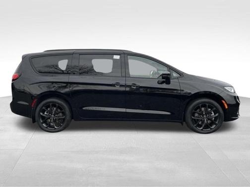 Diamond Black 2026 Chrysler Pacifica Limited