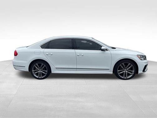 Pure White 2016 Volkswagen Passat 1.8T R-Line