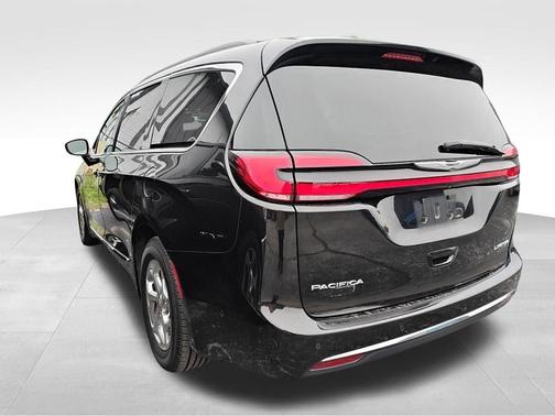 Brilliant Black Crystal Pearlcoat 2022 Chrysler Pacifica Limited