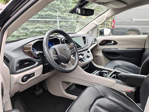 Brilliant Black Crystal Pearlcoat 2022 Chrysler Pacifica Limited