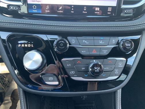 Bright White Clearcoat 2026 Chrysler Pacifica Limited