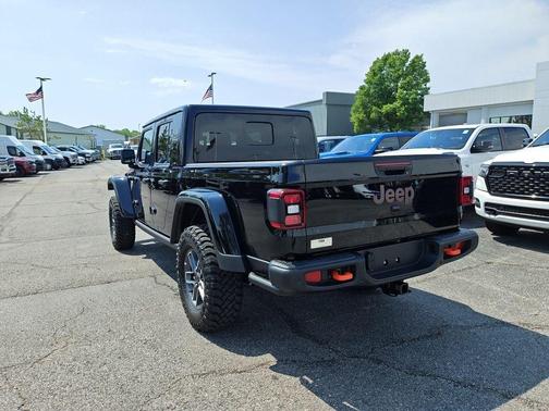 Black Clearcoat 2026 Jeep Gladiator Mojave