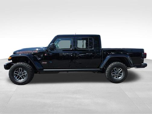 Black Clearcoat 2026 Jeep Gladiator Mojave