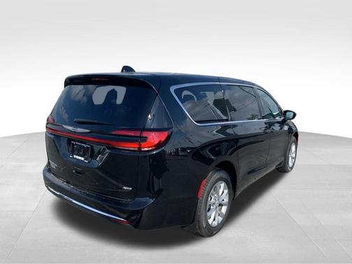 Diamond Black 2026 Chrysler Pacifica Select