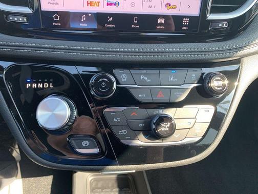 Diamond Black 2026 Chrysler Pacifica Select