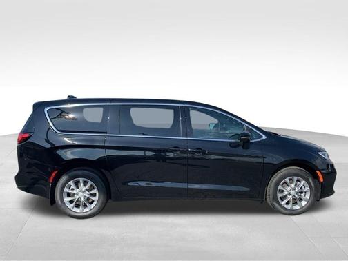 Diamond Black 2026 Chrysler Pacifica Select