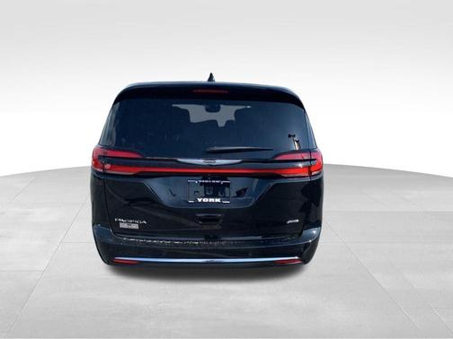 Diamond Black 2026 Chrysler Pacifica Select