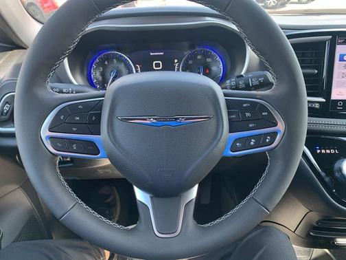 Diamond Black 2026 Chrysler Pacifica Select