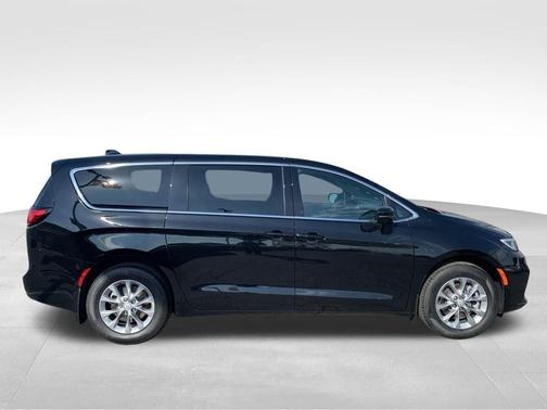 Diamond Black 2026 Chrysler Pacifica Select