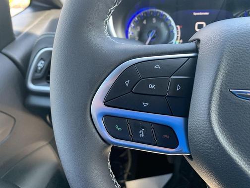 Diamond Black 2026 Chrysler Pacifica Select