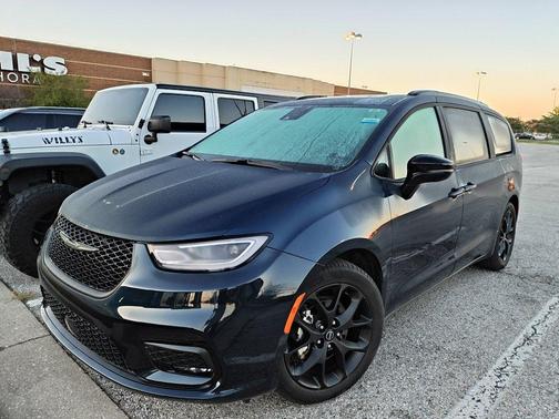 Fathom Blue Pearlcoat 2025 Chrysler Pacifica Limited