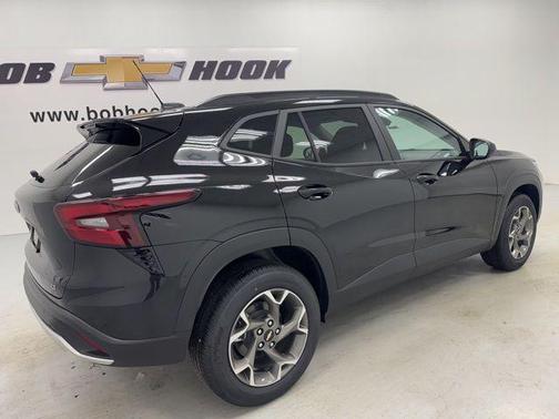 Mosaic Black Metallic 2026 Chevrolet Trax LT