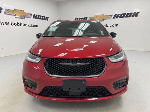 Red Hot Pearlcoat 2025 Chrysler Pacifica Limited