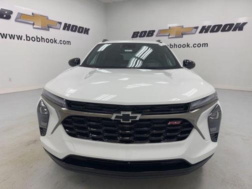 Summit White 2026 Chevrolet Trax FWD 2RS