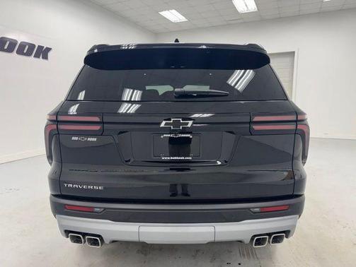 Mosaic Black Metallic 2026 Chevrolet Traverse LT