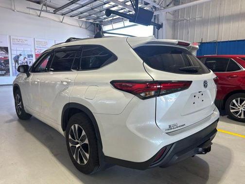 Wind Chill Pearl 2022 Toyota Highlander Hybrid XLE