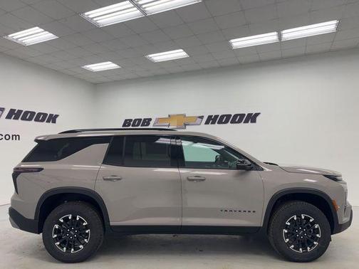 Sandstone Gray 2026 Chevrolet Traverse AWD Z71