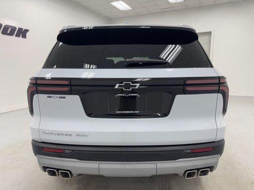 Polar White Tricoat 2026 Chevrolet Traverse LT