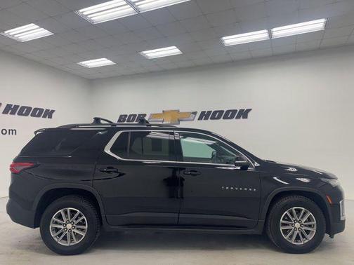 Mosaic Black Metallic 2022 Chevrolet Traverse LT Cloth