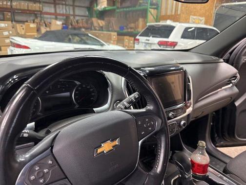 Mosaic Black Metallic 2022 Chevrolet Traverse LT Cloth