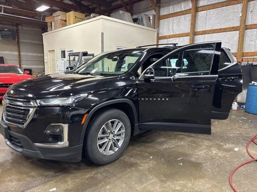 Mosaic Black Metallic 2022 Chevrolet Traverse LT Cloth