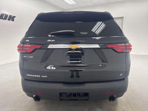 Mosaic Black Metallic 2022 Chevrolet Traverse LT Cloth