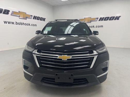 Mosaic Black Metallic 2022 Chevrolet Traverse LT Cloth