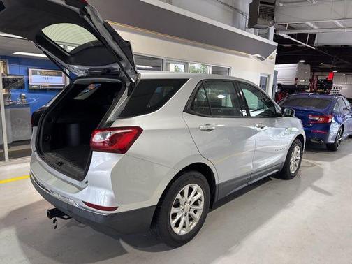 Silver Ice Metallic 2018 Chevrolet Equinox LS