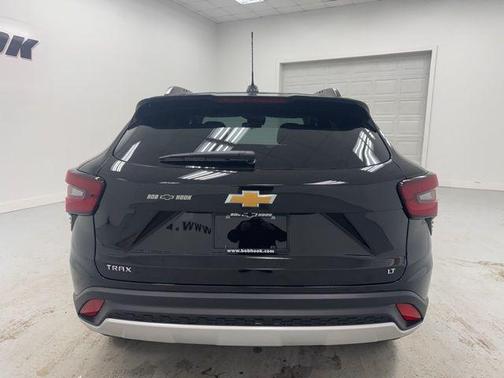 Mosaic Black Metallic 2026 Chevrolet Trax LT