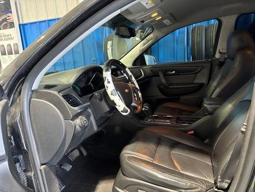 Black Granite Metallic 2014 Chevrolet Traverse 2LT