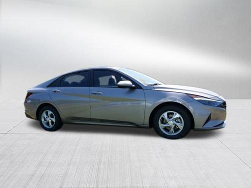 2022 Hyundai ELANTRA SE