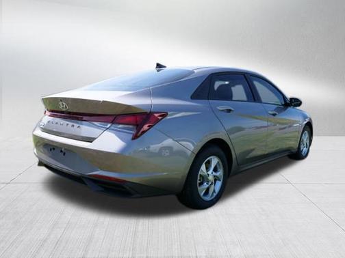 2022 Hyundai ELANTRA SE