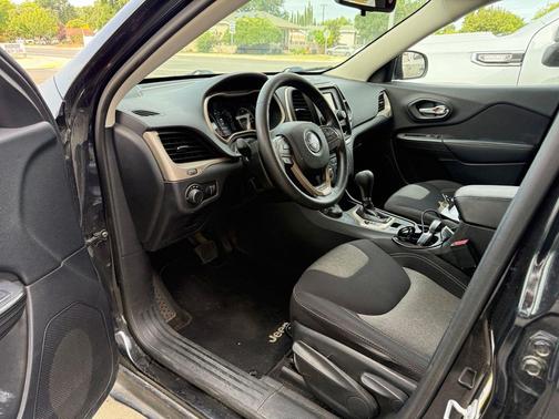 Brilliant Black Crystal Pearlcoat 2016 Jeep Cherokee Sport