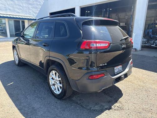 Brilliant Black Crystal Pearlcoat 2016 Jeep Cherokee Sport