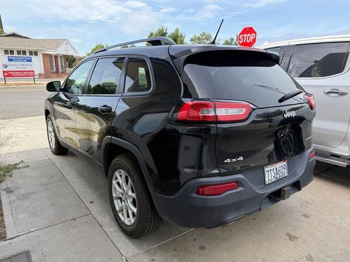 Brilliant Black Crystal Pearlcoat 2016 Jeep Cherokee Sport